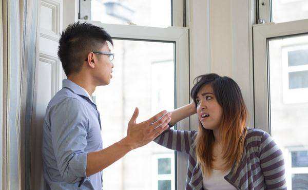 情侶之間發生矛盾了該如何解決 情侶之間發生矛盾了該如何解決問題