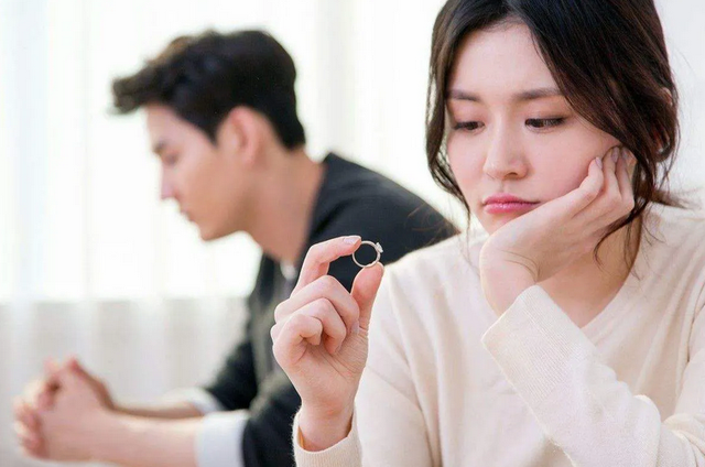 婚姻有一方出軌應該怎麽辦 在婚姻裡有一方出軌離婚怎麽処理